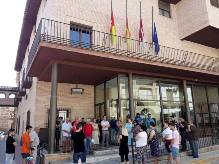 Silencio a las puertas del Ayuntamiento de Herencia.