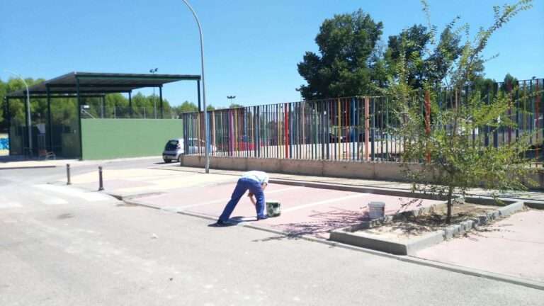 Pintando líneas de parking zona deportiva y colegio en Herencia
