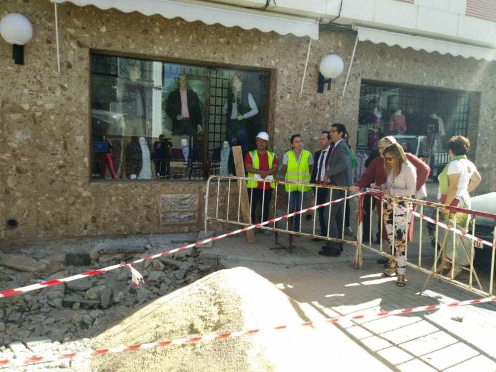 Autoridades visitan las obras de semipeatonalización calle Francisco Fernández Mazarambroz en Herencia