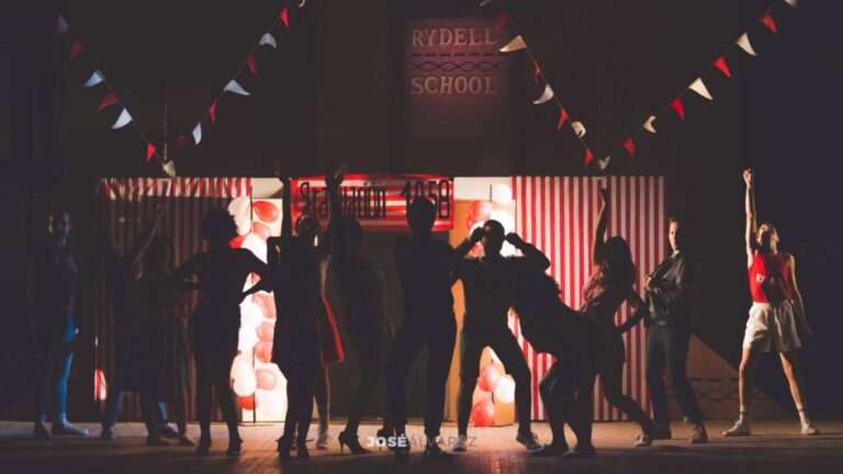 Escenario con Tributo a Grease