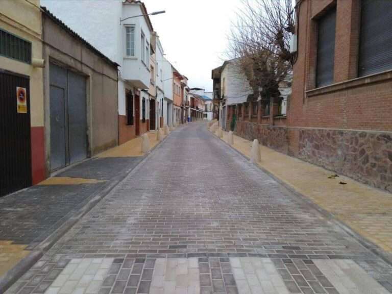 Abierta a la circulación la renovada calle Francisco Fernández Mazarambroz