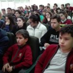 Encuentro del escritor Emilio Calderón con jóvenes de los centros educativos de Herencia 9