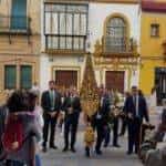 La hermandad de El Santo peregrina hasta la Capilla de los Marineros de Sevilla 7