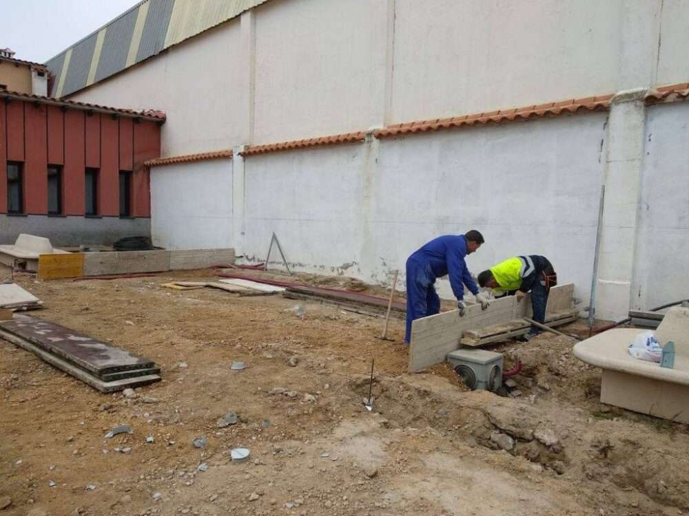 Acometido el acabado del patio posterior al aire libre de la Escuela de