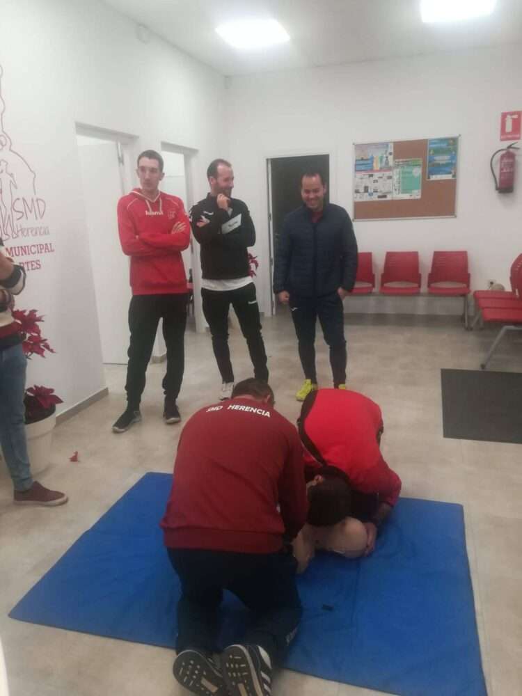 Celebrado el curso de reciclaje para utilizar el Desfibrilador Externo SemiAutomático (DESA) 2