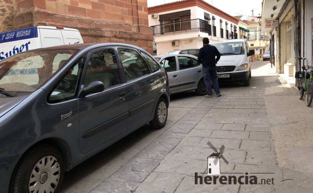 Aglomeración de coches en parking en Plaza de España en Herencia.