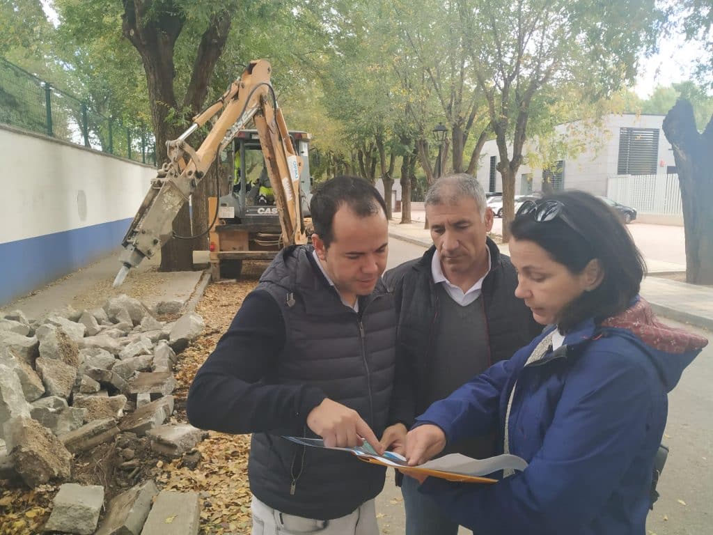 Obras de renovación del acerado derecho en la Avenida de Tierno Galván 8