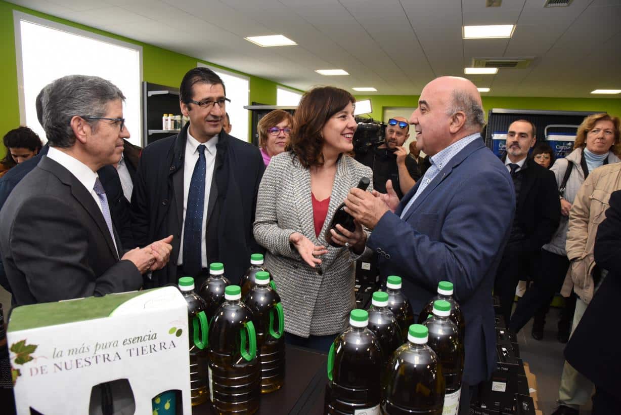 El gobierno regional asegura su apoyo a la cooperativa La Encarnación del Grupo Montes Norte en Herencia visita del gobierno regional a la almazara la Encarnación2 - El gobierno regional asegura su apoyo a la cooperativa La Encarnación del Grupo Montes Norte en Herencia