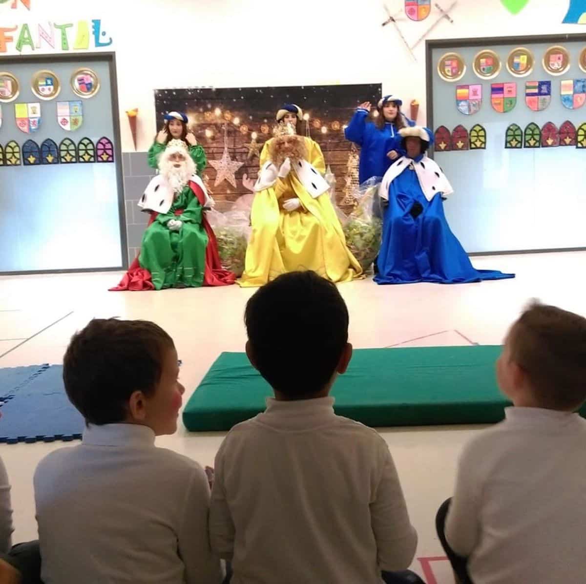 Los Reyes Magos de Oriente visitarón los colegios de Herencia 6