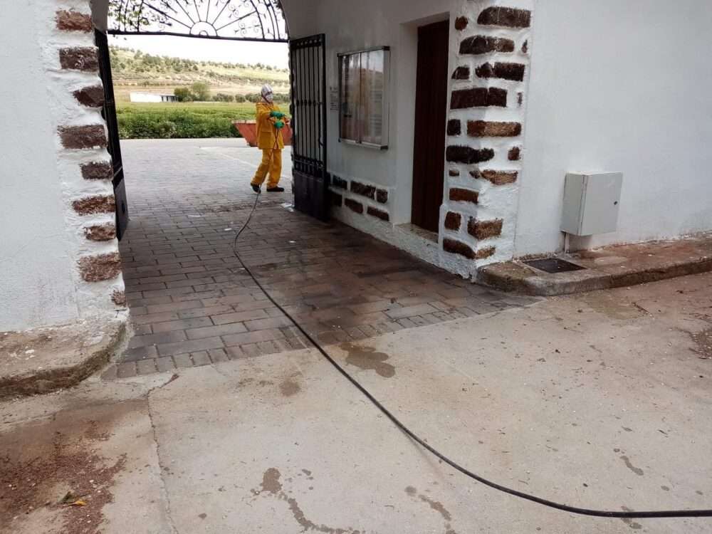 Continúan los trabajos de desinfección y el reparto de mascarillas y guantes 6