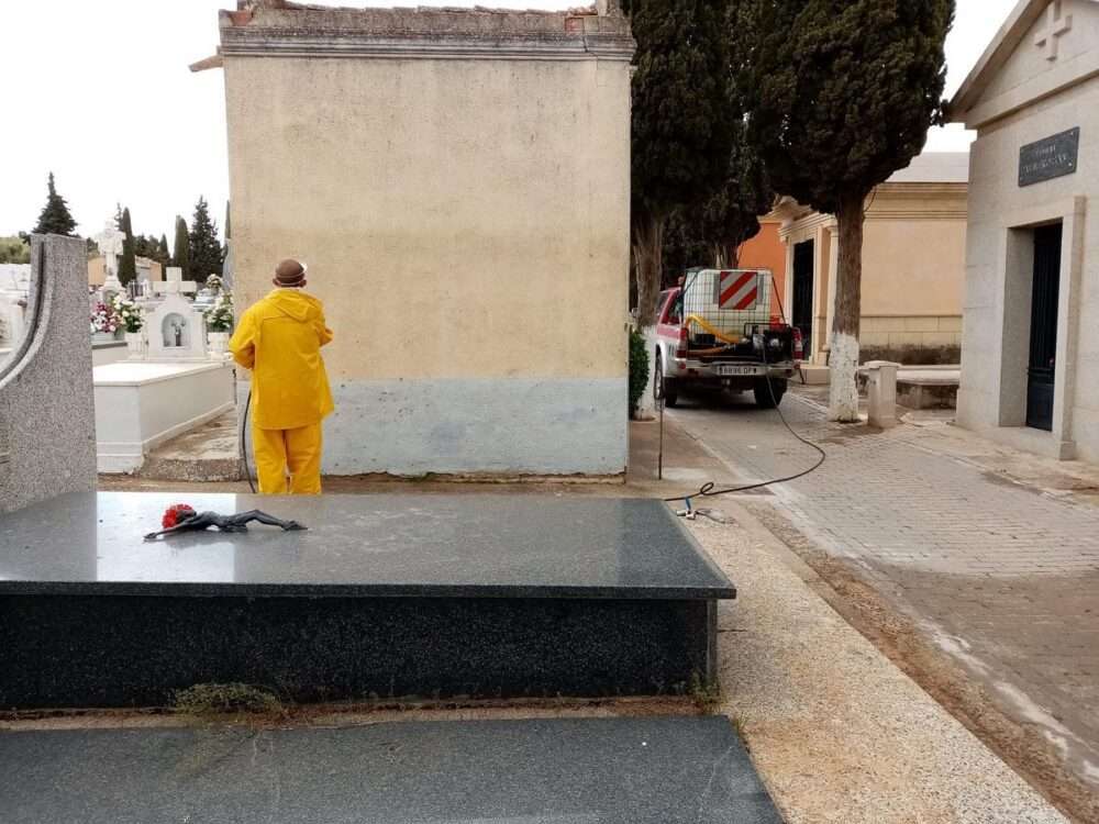 Continúan los trabajos de desinfección y el reparto de mascarillas y guantes 7