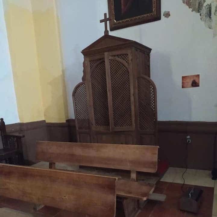 Desinfección del interior del templo parroquial con máquinas de zona 8