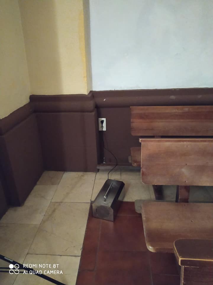 Desinfección del interior del templo parroquial con máquinas de zona 9