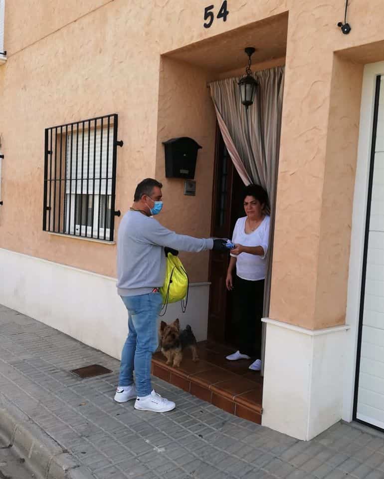 Continúan los trabajos de desinfección y el reparto de mascarillas y guantes 9