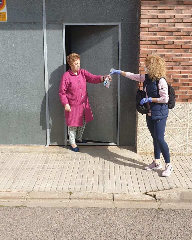 Continúan los trabajos de desinfección y el reparto de mascarillas y guantes 10