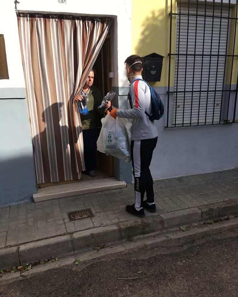 Continúan los trabajos de desinfección y el reparto de mascarillas y guantes 11