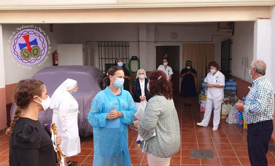 La hermandad de Medinaceli entrega material de higiene y limpieza a la residencia San Francisco 5