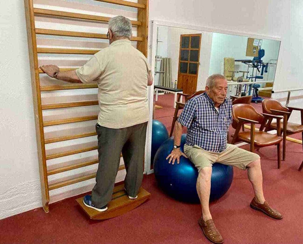 Pocho realiza una donación de máquinas de gimnasia para el Centro de Mayores 1