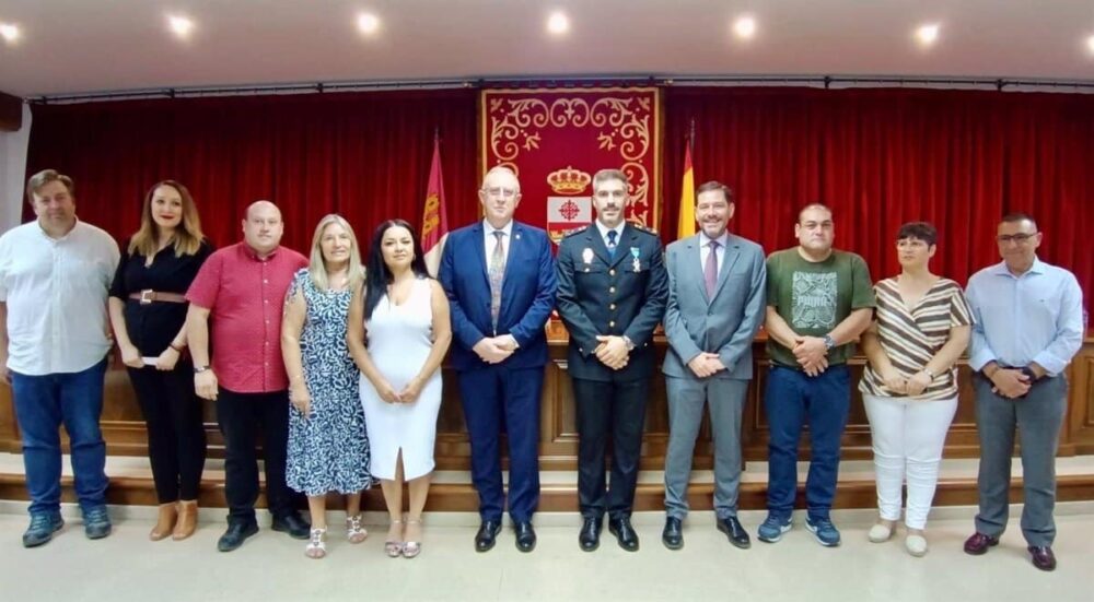 Un policía ciudadrealeño recibe la Cruz de Plata por salvar la vida de un hombre que iba a ser arrollado por un tren