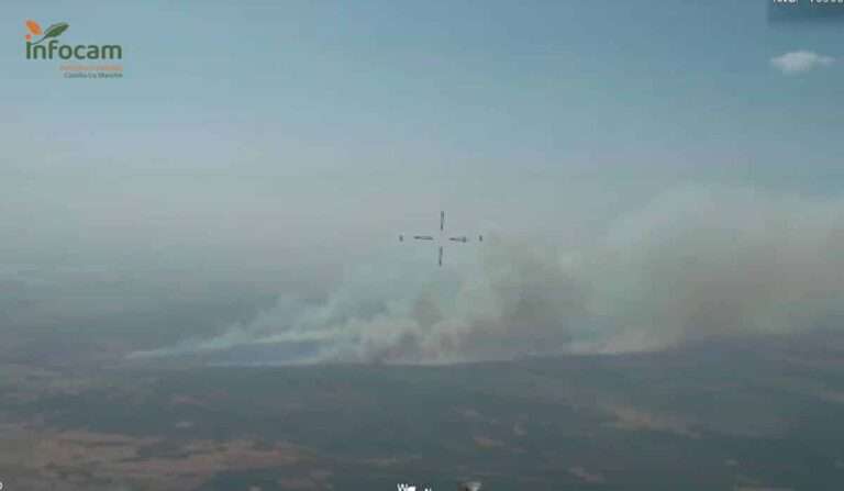 Piqueras del Castillo saca los tractores para frenar el fuego de Valverdejo y tiene un plan para una eventual evacuación