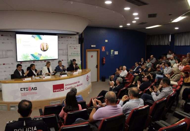 Alcalde de Albacete reivindica su apuesta por la electromovilidad con la incorporación de autobuses eléctricos