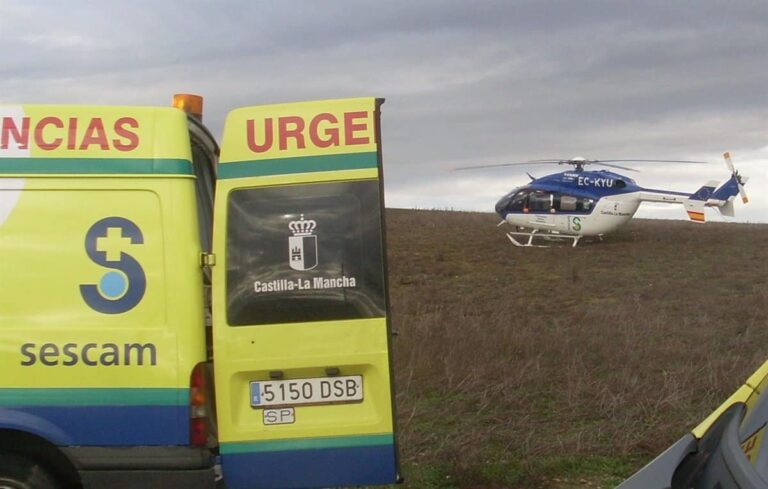 La colisión frontal entre dos turismo en la CM-3217 en Montiel deja cuatro personas heridas