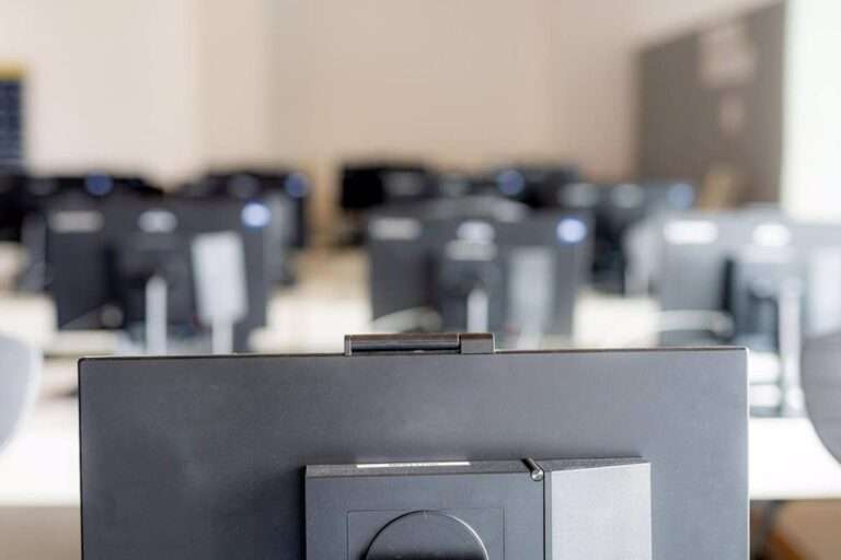 Junta licita la adquisición de mobiliario y equipamiento informático para 33 centros de adultos y 15 IES que imparten FP