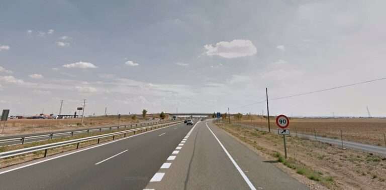 Un herido tras la colisión de un camión que luego ha chocado con otros dos camiones en la A-4 en Dosbarrios