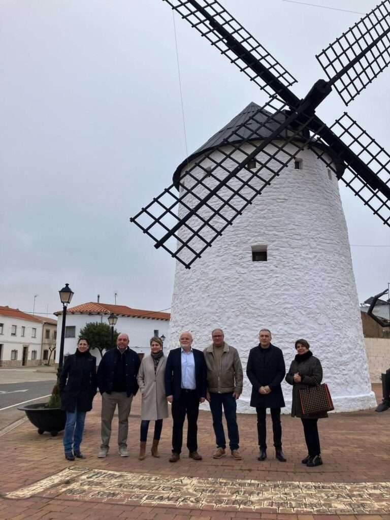 Las aspas del Museo Fotoetnográfico 'La Molineta' de Munera lucen renovadas tras el temporal que produjo su rotura