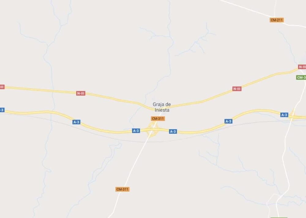 Un fuego consume dos camiones portacoches en Graja de Iniesta provocando explosiones pero sin causar heridos