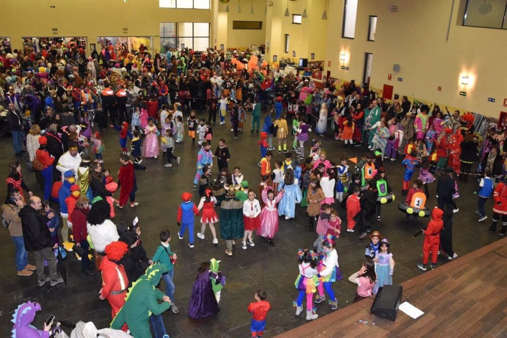 Los disfraces, las charangas y la fiesta ganan la batalla a la lluvia en el Carnaval de Miguelturra