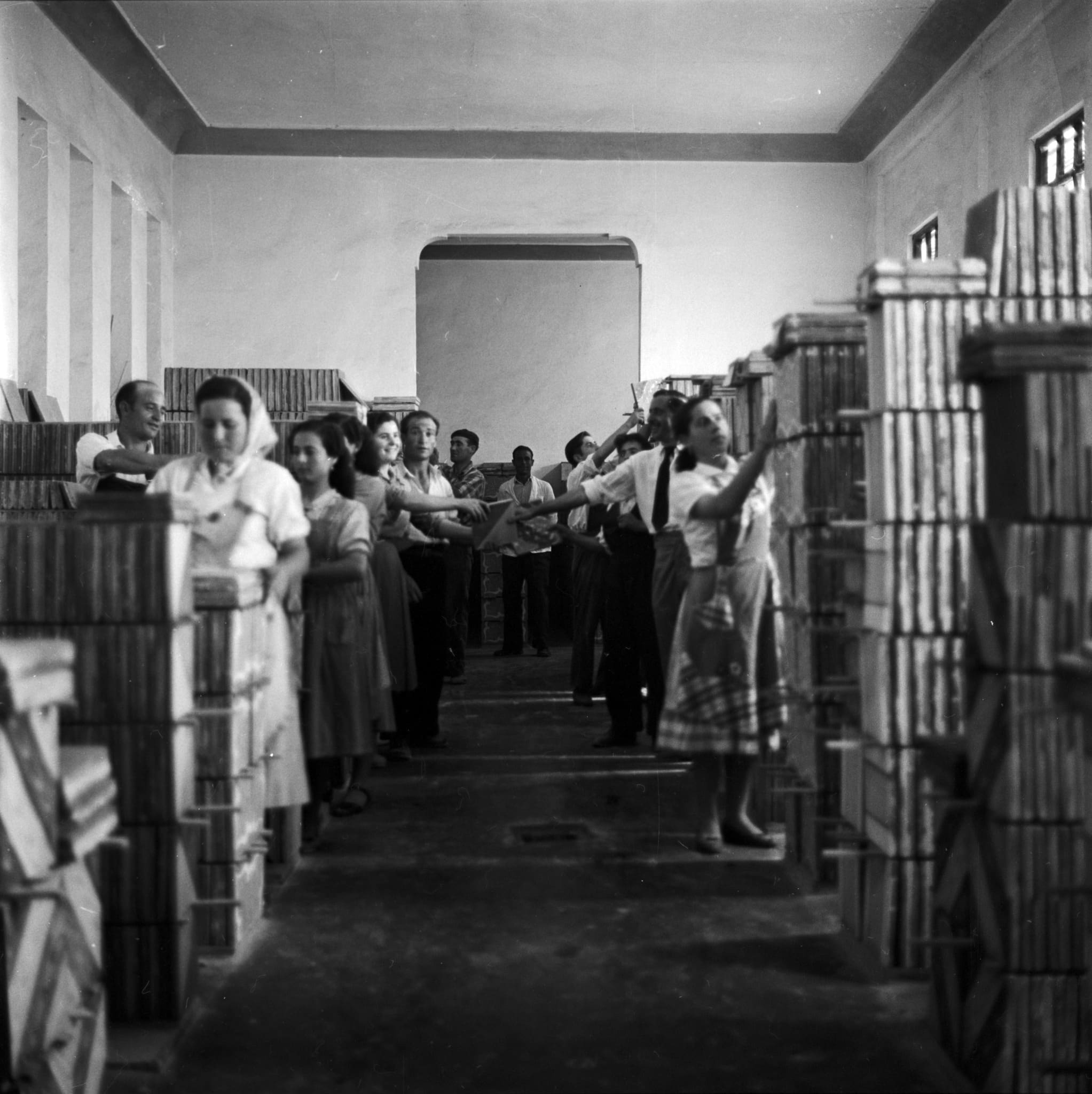 Herencia recupera su memoria industrial con las imágenes de la fábrica de mosaicos V.I.F.E., publicadas en 1958 4