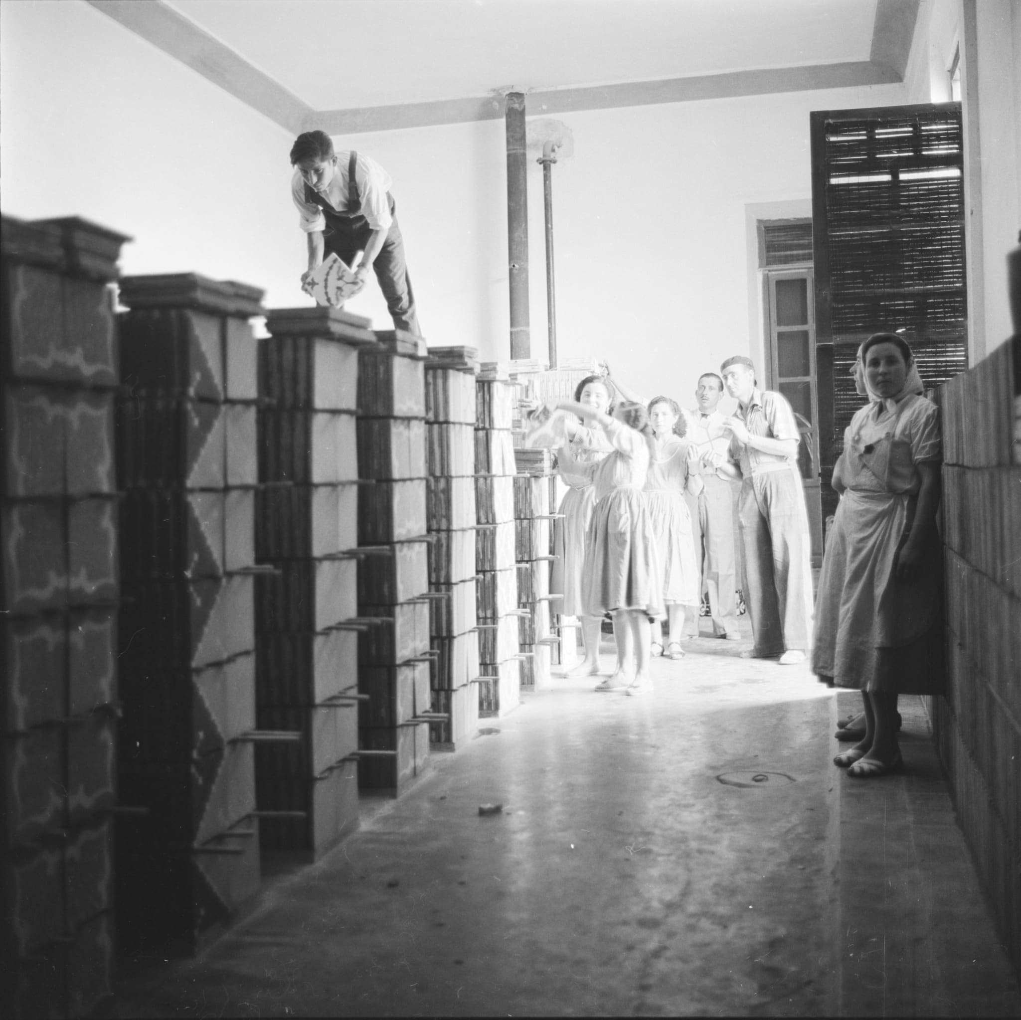 Herencia recupera su memoria industrial con las imágenes de la fábrica de mosaicos V.I.F.E., publicadas en 1958 3