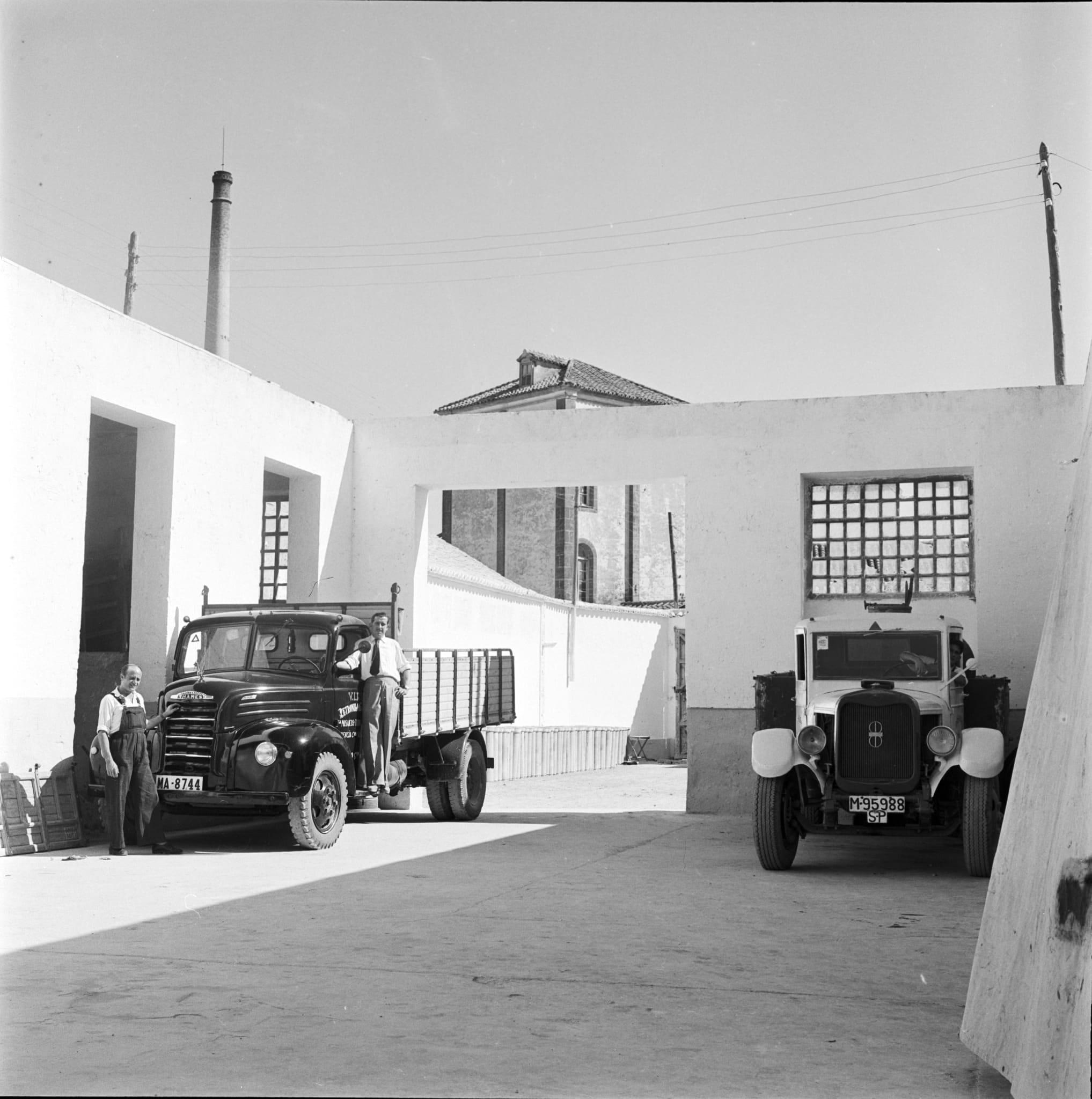 Herencia recupera su memoria industrial con las imágenes de la fábrica de mosaicos V.I.F.E., publicadas en 1958 2
