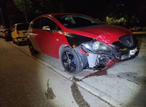 Dos vehículos implicados en un accidente con daños al mobiliario urbano en la calle Río Turia de Cuenca