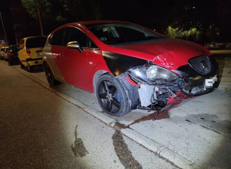 Dos vehículos implicados en un accidente con daños al mobiliario urbano en la calle Río Turia de Cuenca