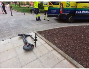 Una menor herida tras caer de un patinete en el que iban dos pasajeros en Cuenca