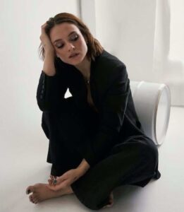 Angie Sánchez apuntala su carrera en solitario y vuelve a componer tras un primer trabajo con el que paró el tiempo