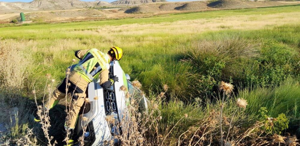 Bomberos rescatan a un conductor atrapado tras volcar el vehículo en el cauce de un arroyo en Belinchón