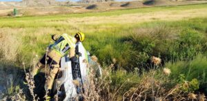 Bomberos rescatan a un conductor atrapado tras volcar el vehículo en el cauce de un arroyo en Belinchón
