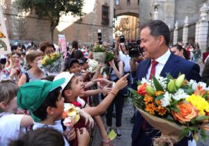 VÍDEO: Escolares de Toledo participan en la ofrenda floral al Corpus Christi en vísperas de su salida a la calle