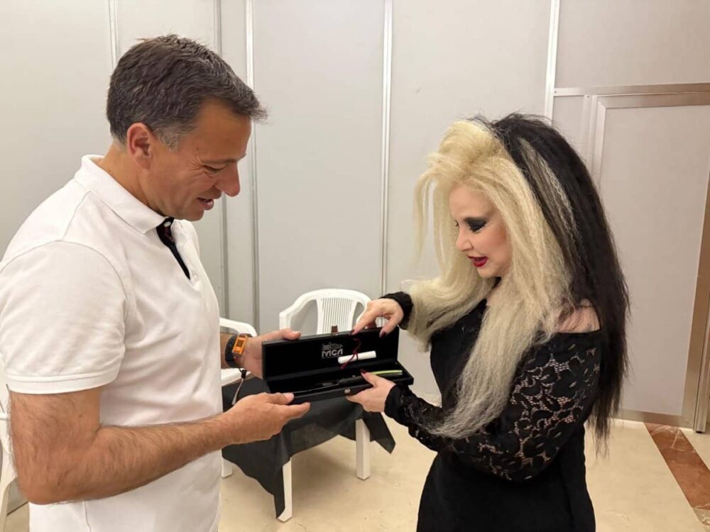 Fangoria y Dani Fernández ya tienen su navaja de Albacete tras recibirla de manos del alcalde