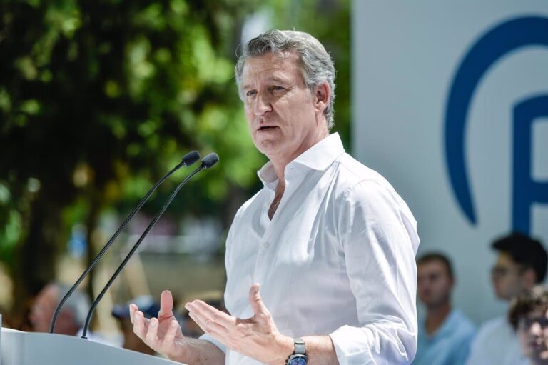 VÍDEO: Feijóo dice que Sánchez no está "limpio" y carga contra Vox por dedicarse a "criticar" al PP tras informe UCO
