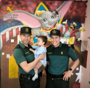 Dos guardias civiles de Peñas de San Pedro auxilian a un bebé que sufrió una doble parada cardiorrespiratoria