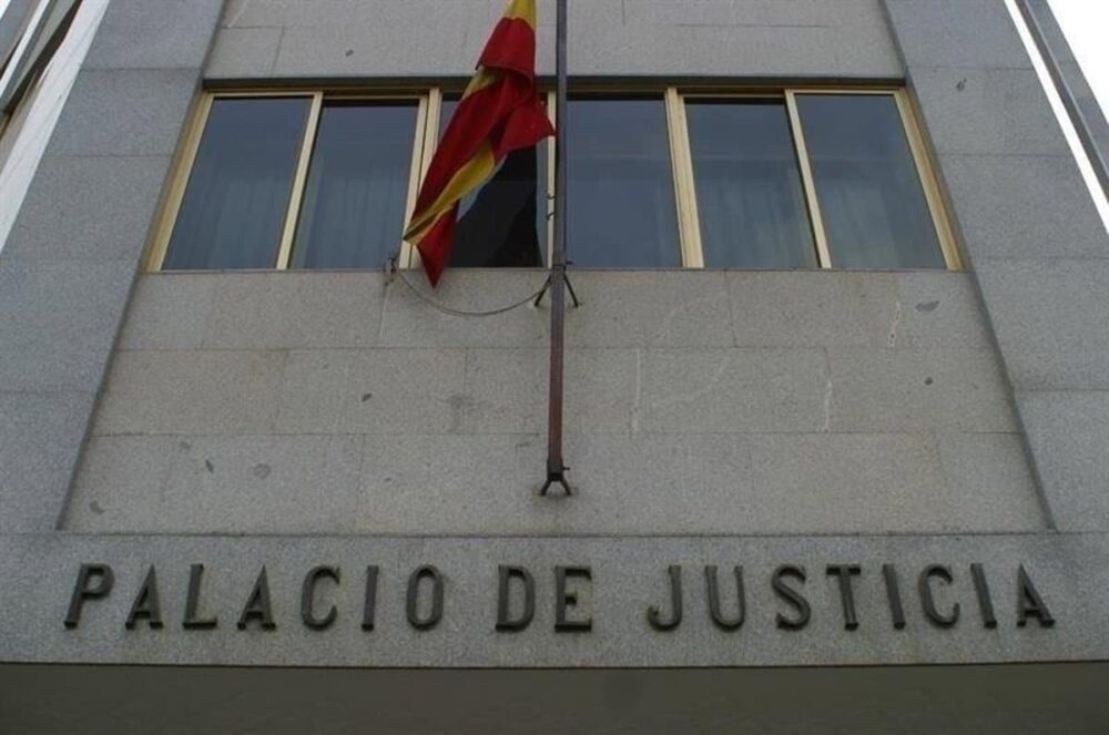 Piden tres años de prisión para un hombre que abusó y fotografió a la hija menor de su pareja
