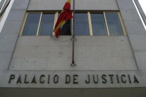 Piden tres años de prisión para un hombre que abusó y fotografió a la hija menor de su pareja