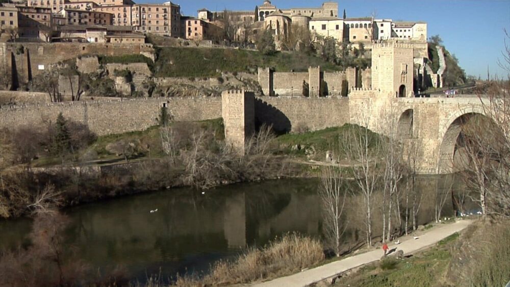 Velázquez pide responsabilidad e insiste en que está prohibido bañarse en el Tajo a su paso por Toledo