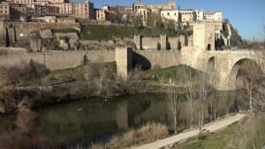 Velázquez pide responsabilidad e insiste en que está prohibido bañarse en el Tajo a su paso por Toledo