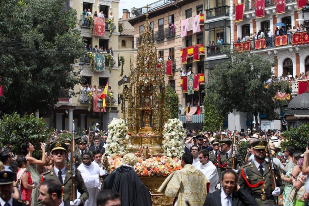 Toledo se abarrota para vivir su Corpus y miles de personas contemplan la Custodia reluciente pese al calor