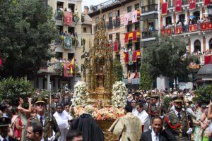 Toledo se abarrota para vivir su Corpus y miles de personas contemplan la Custodia reluciente pese al calor